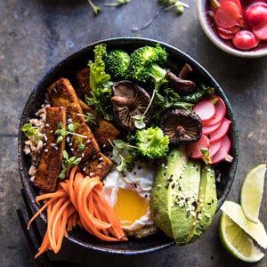 Superfood Bibimbap与酥脆豆腐|halfbakedharvest.com #vegan #healthy #korean #bowl #BOB娱乐下载recipes