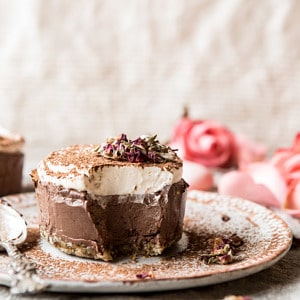 素食巧克力蛋奶蛋糕| halfbakedharvest.com #巧克力#甜点#健康#素食#不烘焙