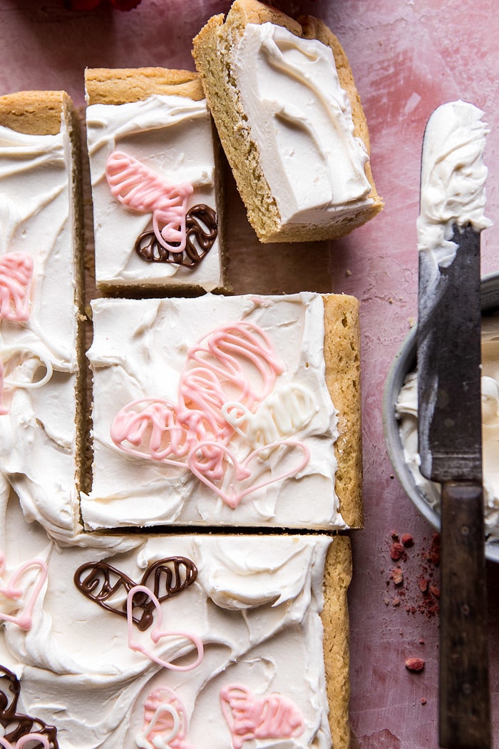 褐色的黄油糖饼干栏与白色巧克力糖霜|halfbakedharvest.com #valentinesdde #cookies #recipe #easy