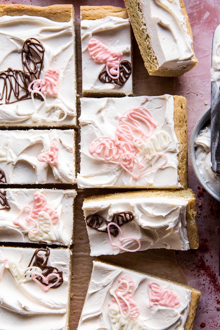 褐色的黄油糖饼干栏与白色巧克力糖霜|halfbakedharvest.com #valentinesdde #cookies #recipe #easy