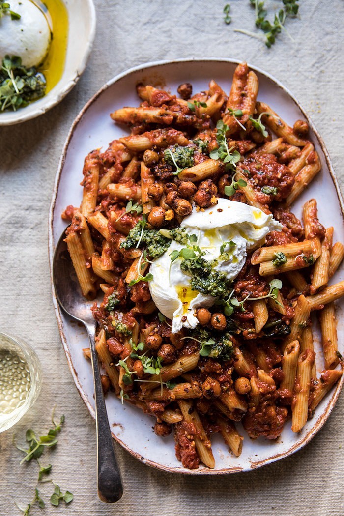 最简单的番茄巴西尔·彭恩（Basil Penne）和辣的意大利鹰嘴豆|halfbakedharvest.com #BOB娱乐下载recipes #pasta #dinner #easy #quick