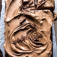 一个碗巧克力片蛋糕用牛奶巧克力乳脂软糖果冻。