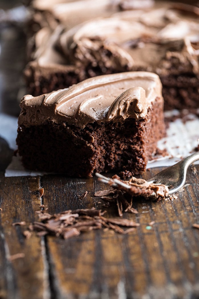 一个碗巧克力片蛋糕用牛奶巧克力软糖霜|halfbakedharvest.com #cake #chocolate #bightday #valentinsday