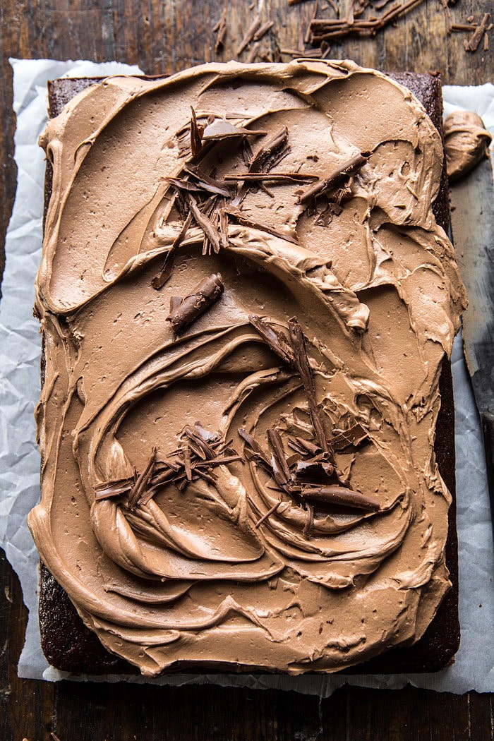 一个碗巧克力片蛋糕用牛奶巧克力软糖霜|halfbakedharvest.com #cake #chocolate #bightday #valentinsday