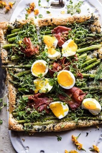 芦笋，鸡蛋，和熏火腿馅饼与一切都有香料|halfbakedharvest.com #spring #tart #brunch #asparagus