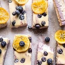 蓝莓柠檬乳酪蛋糕酒吧用脯柠檬。