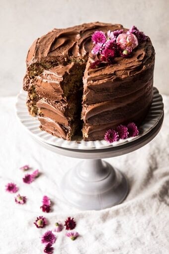 椰子香蕉蛋糕与巧克力糖霜|halfbakedharvest.com #easter #cake #Chocaly #spring
