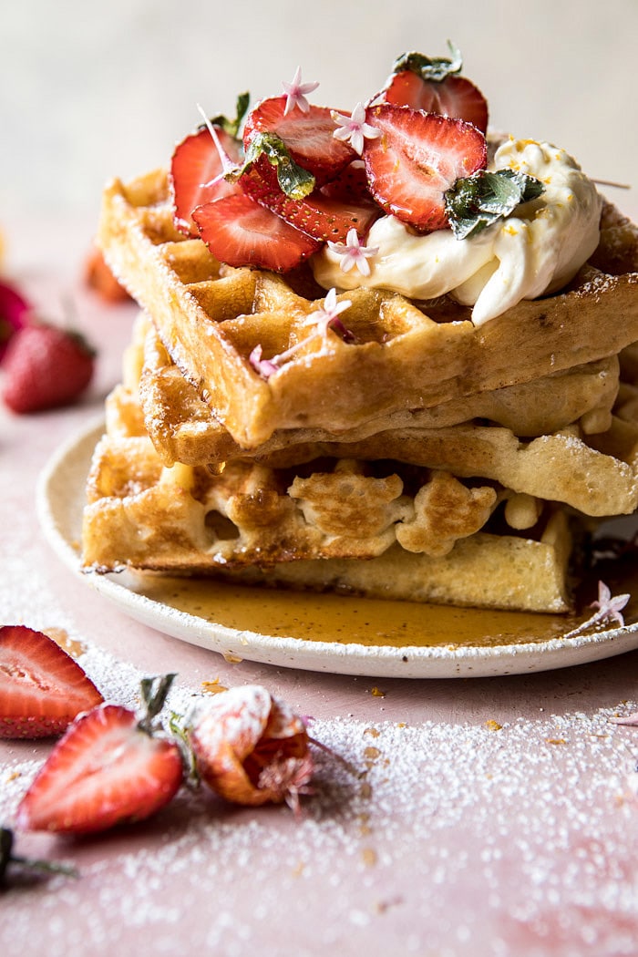 一夜之间华夫饼配鞭打迈耶柠檬奶油和草莓|halfbakedharvest.com #brunch #breakfast #waffles #east #mothersday