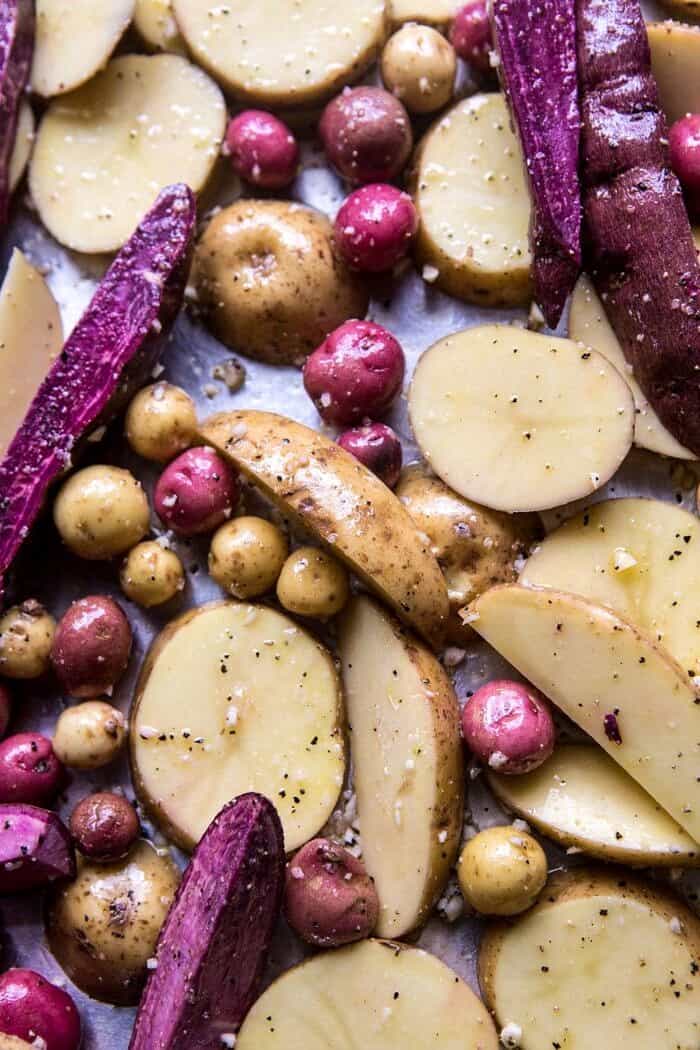 烤的混合土豆用春天草药和burrata |halfbakedharvest.com #spring #BOB娱乐下载recipes #brunch