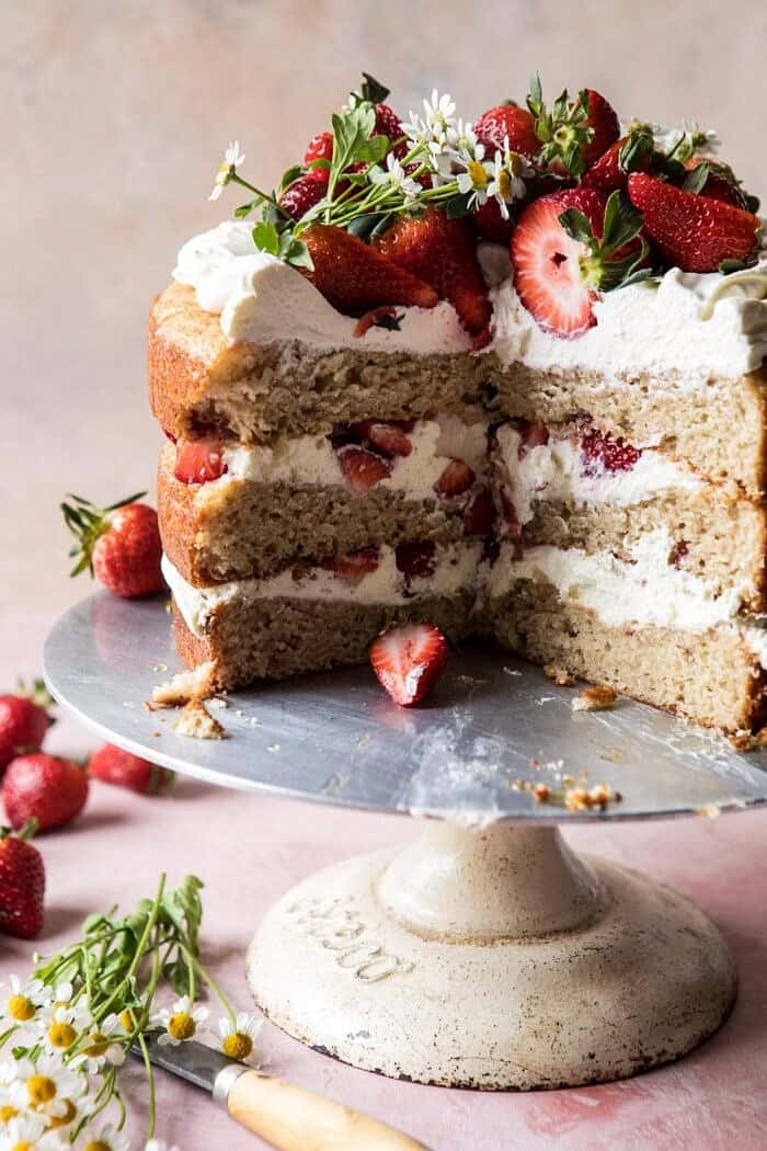 草莓洋甘菊赤裸蛋糕|halfbakedharvest.com #cake #spring #strawberry #BOB娱乐下载recipes #easter