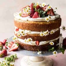 草莓甘菊裸蛋糕。