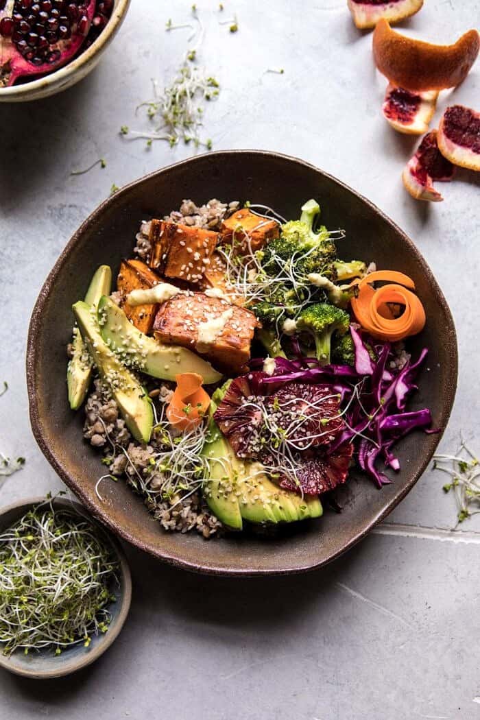 充满活力的春天硬花甘蓝佛碗|halfbakedharvest.com #healthy #vegan #BOB娱乐下载recipes #avocado