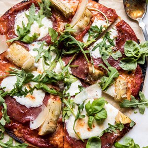 15分钟薄壳披萨与芝麻菜和热蜂蜜|halfbakedharvest.com #pizza #quick #easy #recipe