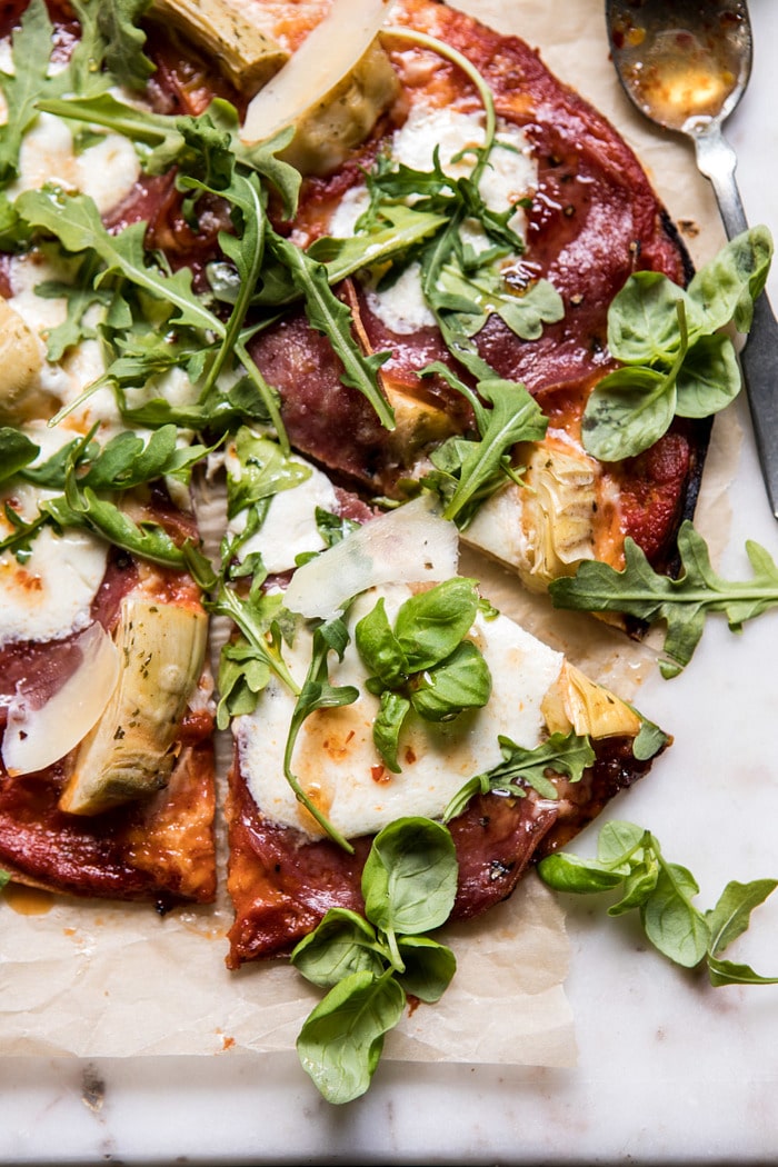 15分钟薄壳披萨与芝麻菜和热蜂蜜|halfbakedharvest.com #pizza #quick #easy #recipe