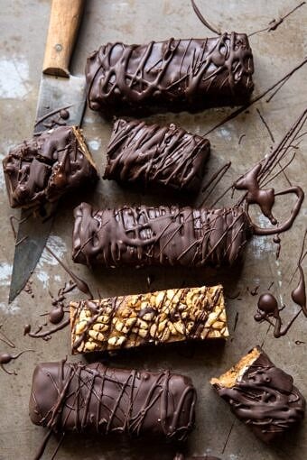 5个成分巧克力覆盖的花生酱紧缩杆|halfbakedharvest.com #Chocaly #dessert #healthy