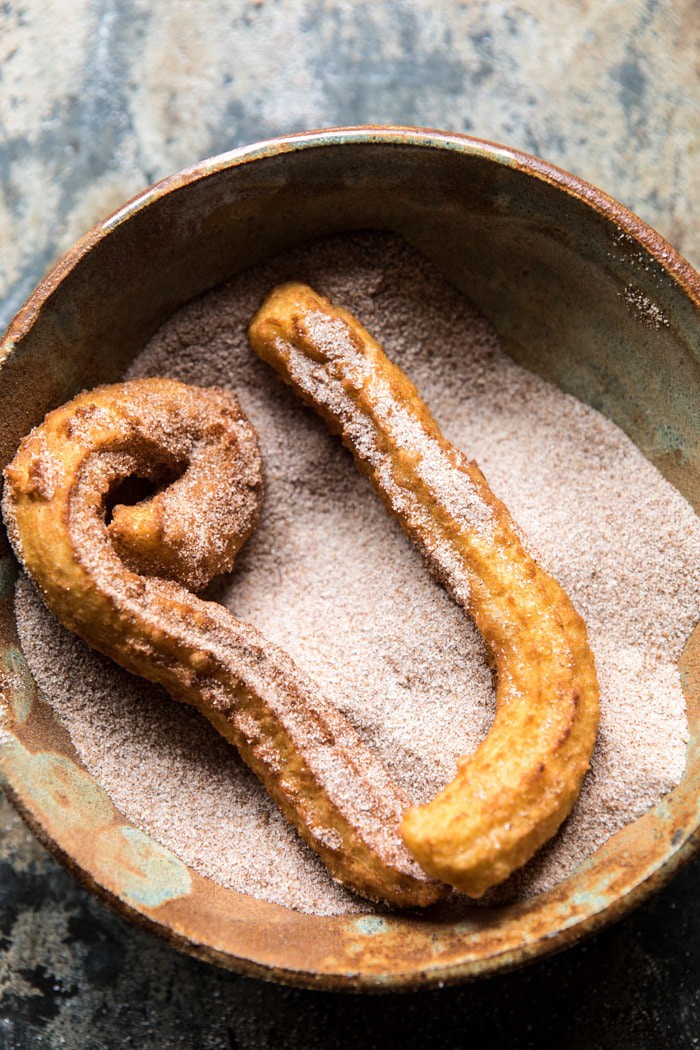 简单的肉桂油条加咖啡巧克力酱| halfbakedharvest.com #墨西哥#甜甜圈#甜点#巧克力