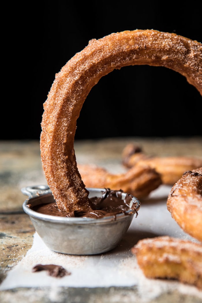 简单的肉桂油条加咖啡巧克力酱| halfbakedharvest.com #墨西哥#甜甜圈#甜点#巧克力