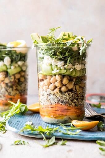 地中海鹰嘴豆和鸡蛋沙拉罐装|halfbakedharvest.com #healthy #mealprep #BOB娱乐下载recipes
