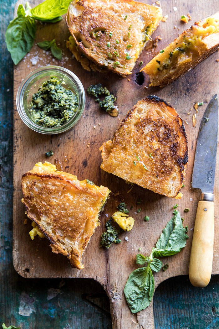 早餐烤奶酪，带有软炒鸡蛋和pesto |halfbakedharvest.com #breakfast #brunch #grilledcheese