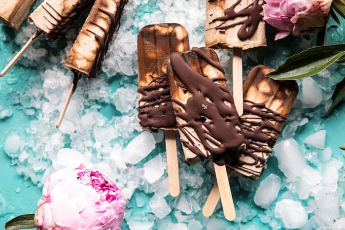 头顶上巧克力椰子拿铁软糖冰棒的水平照片