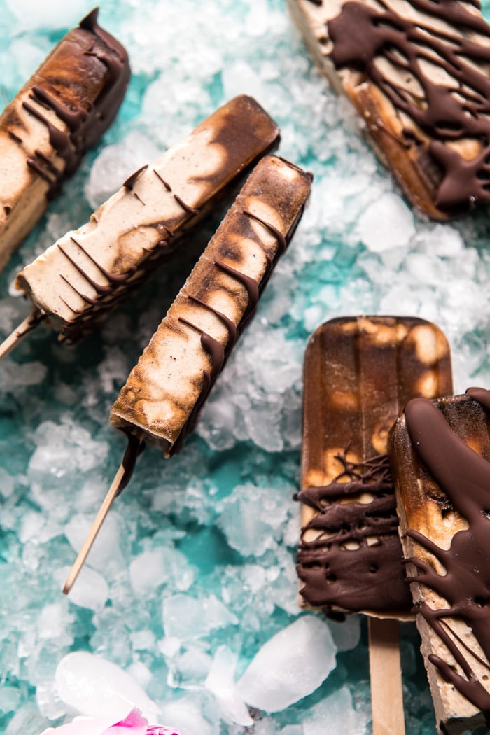 巧克力椰子拿铁软糖粉底的顶上的照片转动在他们的侧面