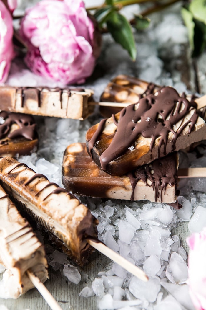 巧克力椰子拿铁软糖冰棒的侧面照片
