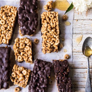 巧克力蘸花生酱和蜂蜜Cheerio Bars |halfbakedharvest.com #chocolate #dessert #easyrecipe
