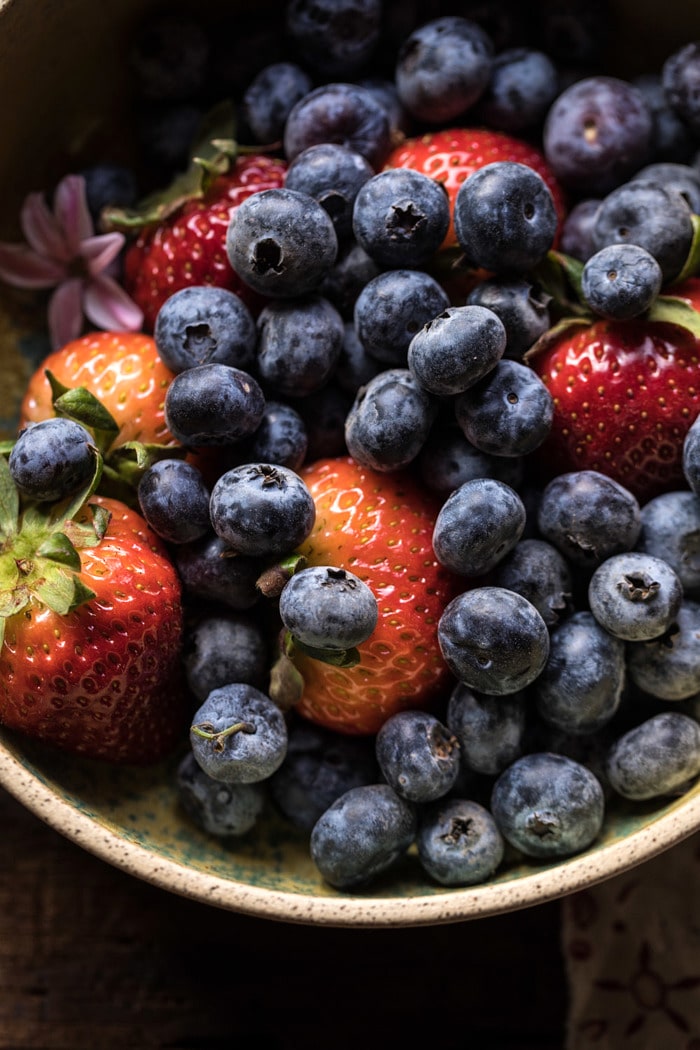 草莓和蓝莓的特写照片