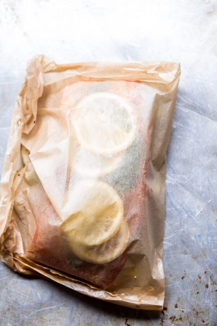 羊皮纸准备照片烤柠檬三文鱼和土豆