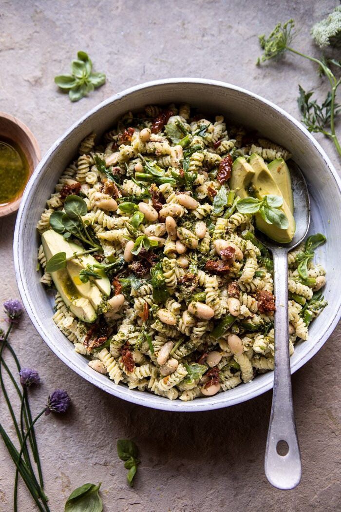 晒干番茄，白豆和山羊奶酪意大利面沙拉|halfbakedharvest.com #quick #healthy #easyBOB娱乐下载recipes #salad