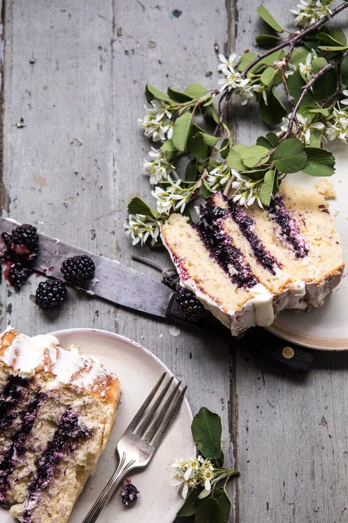 黑莓薰衣草裸体蛋糕用白色巧克力蝴蝶|halfbakedharvest.com #sumperBOB娱乐下载cipes #layercake #blueberries
