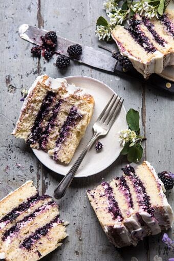 黑莓薰衣草裸蛋糕和白巧克力奶油|halfbakedharvest.com #summerBOB娱乐下载recipes #layercake #blueberries