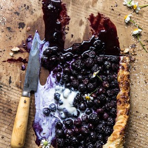蓝莓瑞典春黄菊Galette |halfbakedharvest.com #blueberries #summer #easyBOB娱乐下载recipes