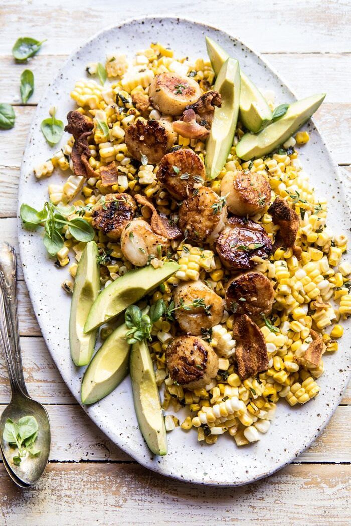 棕色黄油扇贝用玉米，培根和鳄梨沙拉|halfbakedharvest.com #scallops #summerBOB娱乐下载recipes #easyrecipes