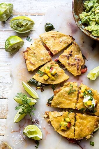 烤蔬菜和奶酪quesadillas与芒果莎莎|halfbakedharvest.com #summerBOB娱乐下载cipes #grilled食谱#mexican