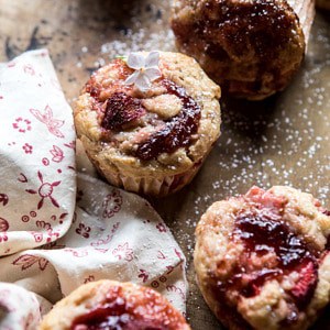 蜂蜜草莓松饼|halfbakedharvest.com #breakfast #summerBOB娱乐下载recipes #strawberries #muffins
