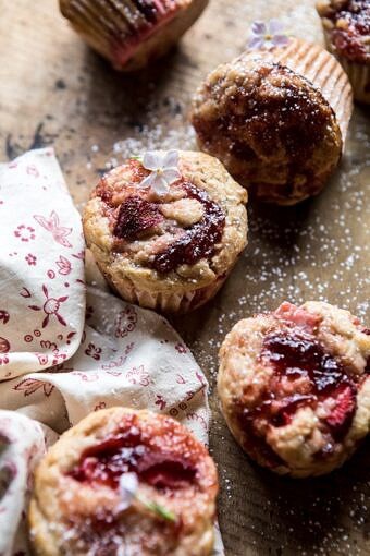 蜂蜜草莓松饼|halfbakedharvest.com #breakfast #summerBOB娱乐下载recipes #strawberries #muffins