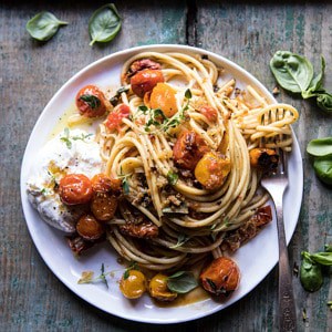 煎锅樱桃樱桃番茄夏天面食与柠檬面包渣|halfbakedharvest.com #pasta #tomatoes #burrata #summerBOB娱乐下载recipes