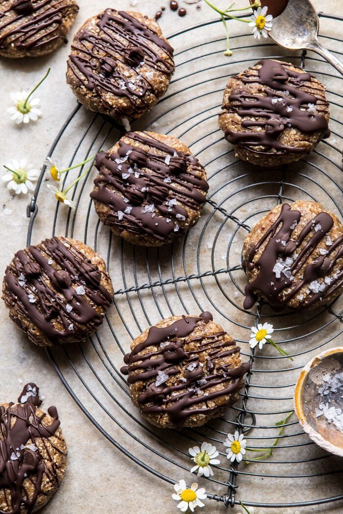 6成分无烘烤巧克力饼干|halfbakedharvest.com #cookies #healthy #chocolate #vegan #nobake