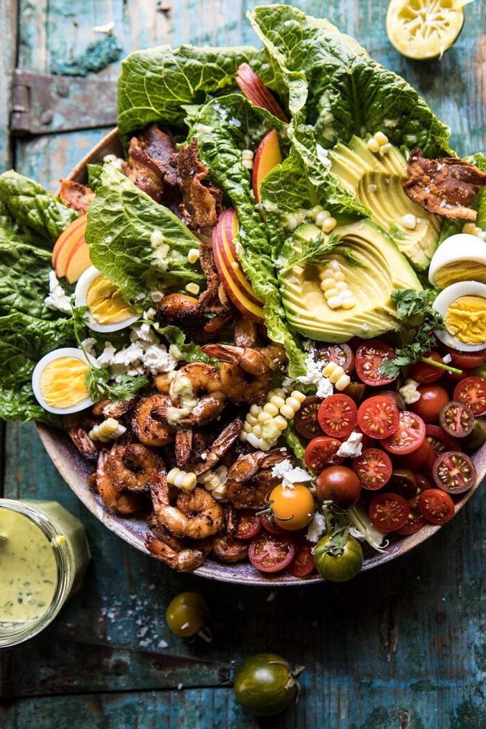 Chipotle虾Cobb沙拉配Jalapeno玉米醋汁|halfbakedharvest.com #shrimp #salad #summerBOB娱乐下载recipes #mexican