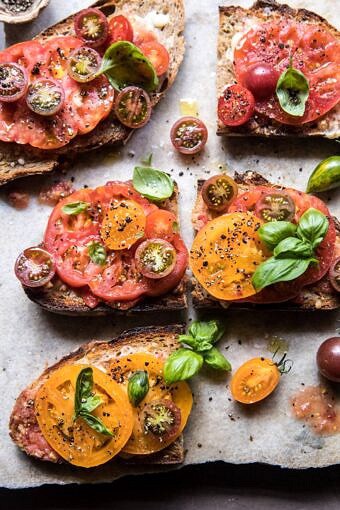 传家宝番茄，罗勒和Manchego Toast |halfbakedharvest.com #tomatoes #basil #easyBOB娱乐下载recipes #summerrecipes