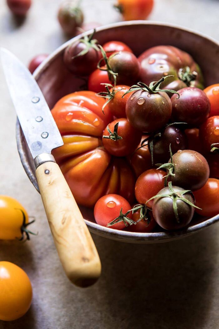 生番茄的侧面角度照片