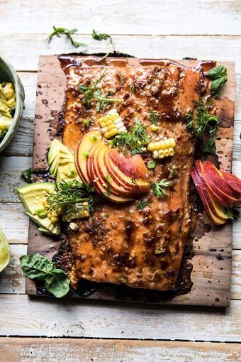 蜂蜜姜雪松板条烤鲑鱼与鳄梨salsa |halfbakedharvest.com #salmon #summerBOB娱乐下载recipes #heplateyrecipes #easy