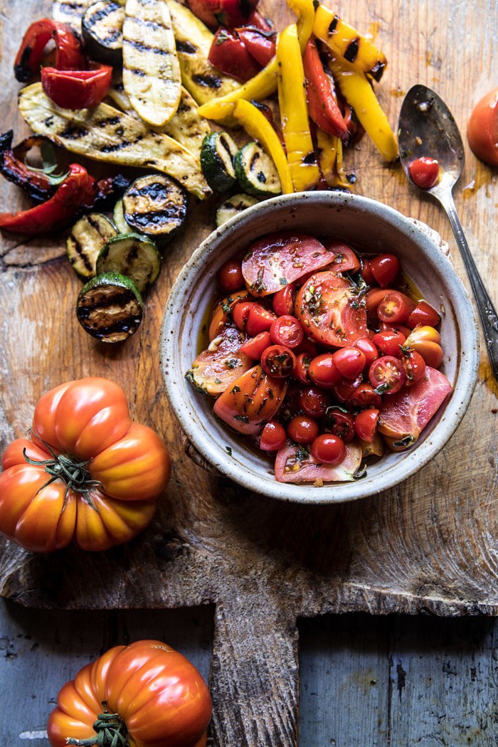 卤汁泡的蕃茄和烤菜在切板的顶上的照片