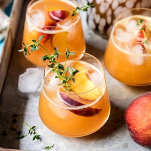 Sweet Bourbon Peach Lemonade | halfbakedharvest.com #桃子# Bourbon #柠檬水