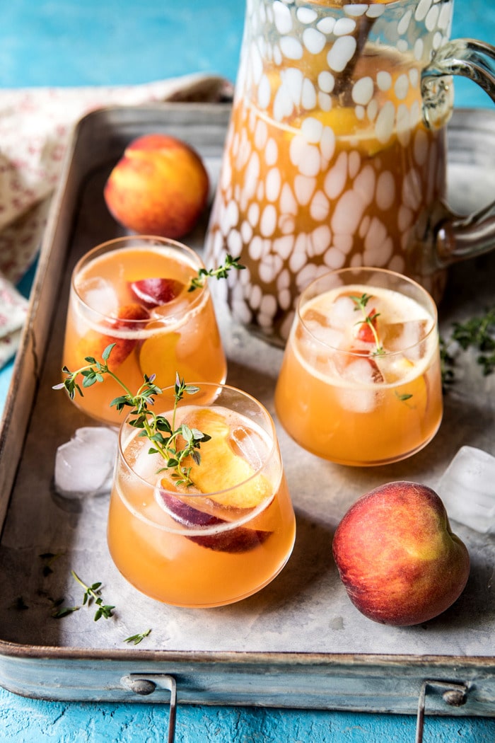 罕见的波旁桃子柠檬水照片与投手和桃子在照片和在盘子上