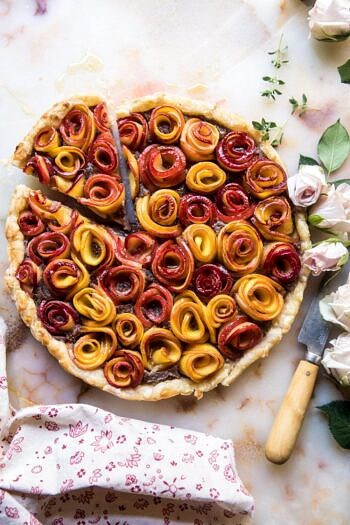 甜蜜的桃子玫瑰馅饼。