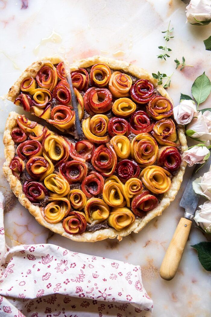 甜桃子玫瑰果馅饼的顶上的照片与1片裁减，刀子和在照片的玫瑰