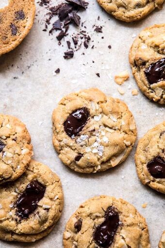 褐色的黄油椰子巧克力饼干|halfbakedharvest.com #cookies #chocolate #dessert #brownbutter
