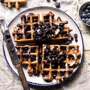 爆发蓝莓玉米饼|halfbakedharvest.com #waffles #quick #easy #breakfast #brunch #blueberries